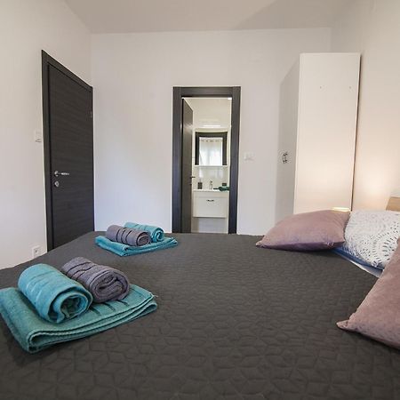 Family Apartments Brach Bol Ngoại thất bức ảnh
