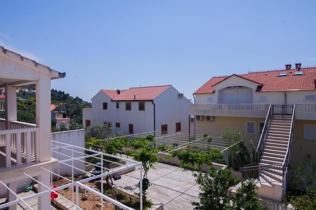 Family Apartments Brach Bol Ngoại thất bức ảnh