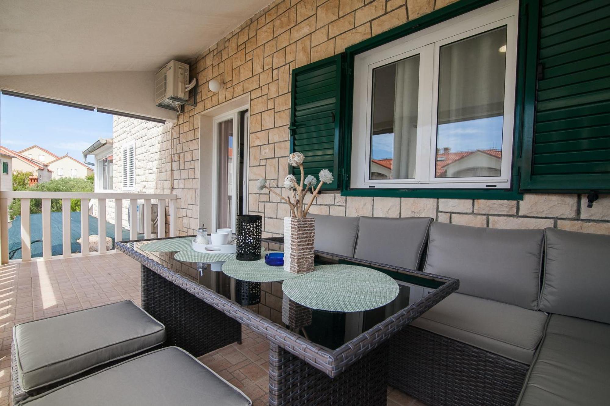 Family Apartments Brach Bol Ngoại thất bức ảnh