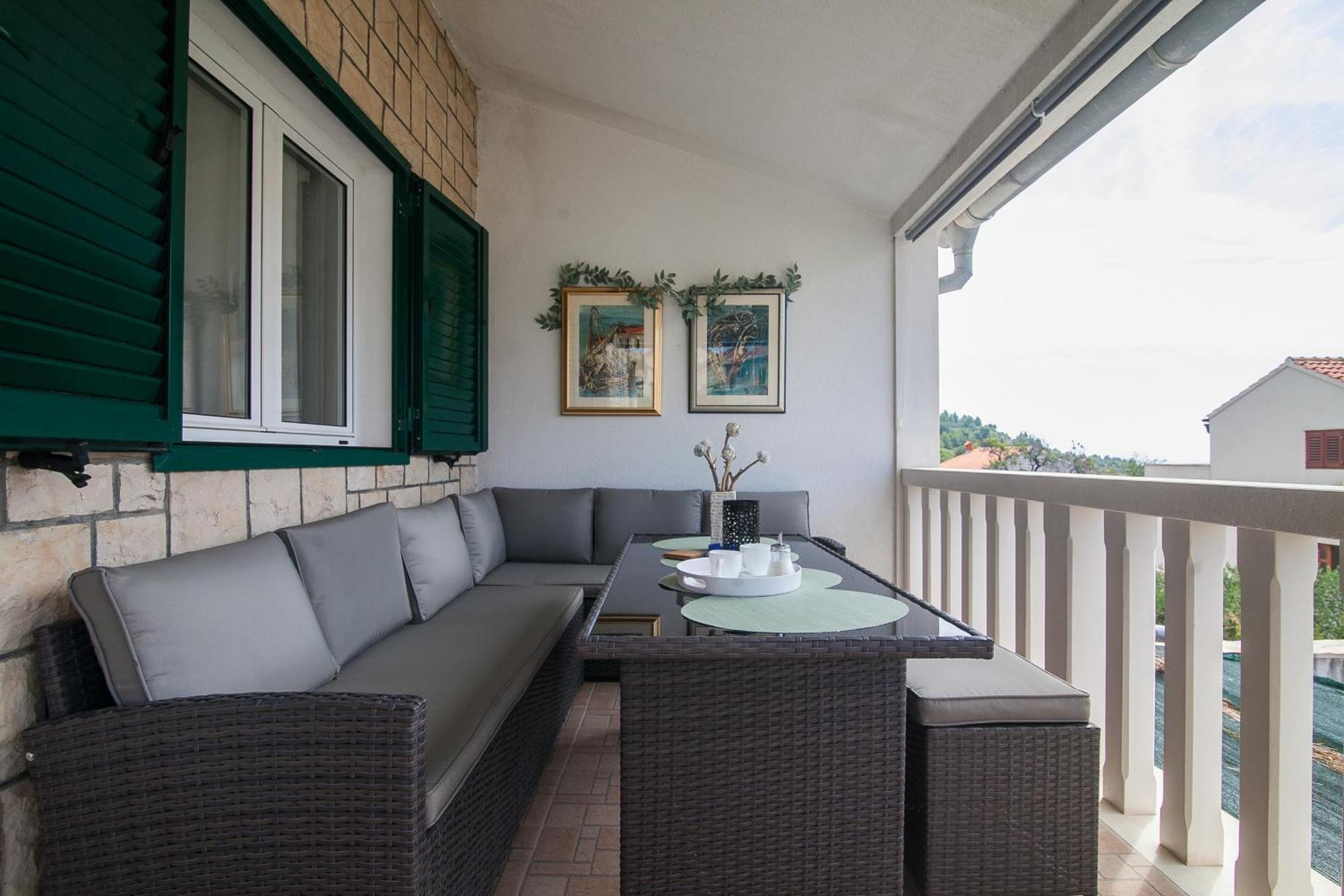 Family Apartments Brach Bol Ngoại thất bức ảnh