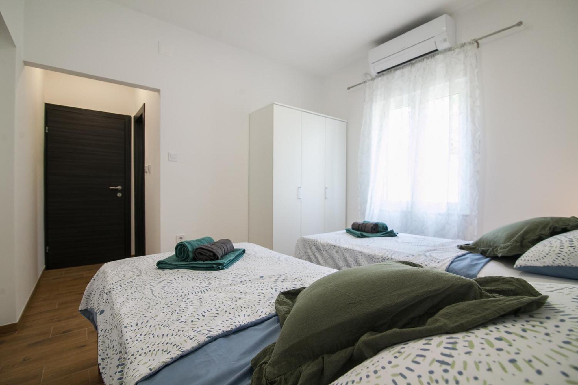 Family Apartments Brach Bol Ngoại thất bức ảnh